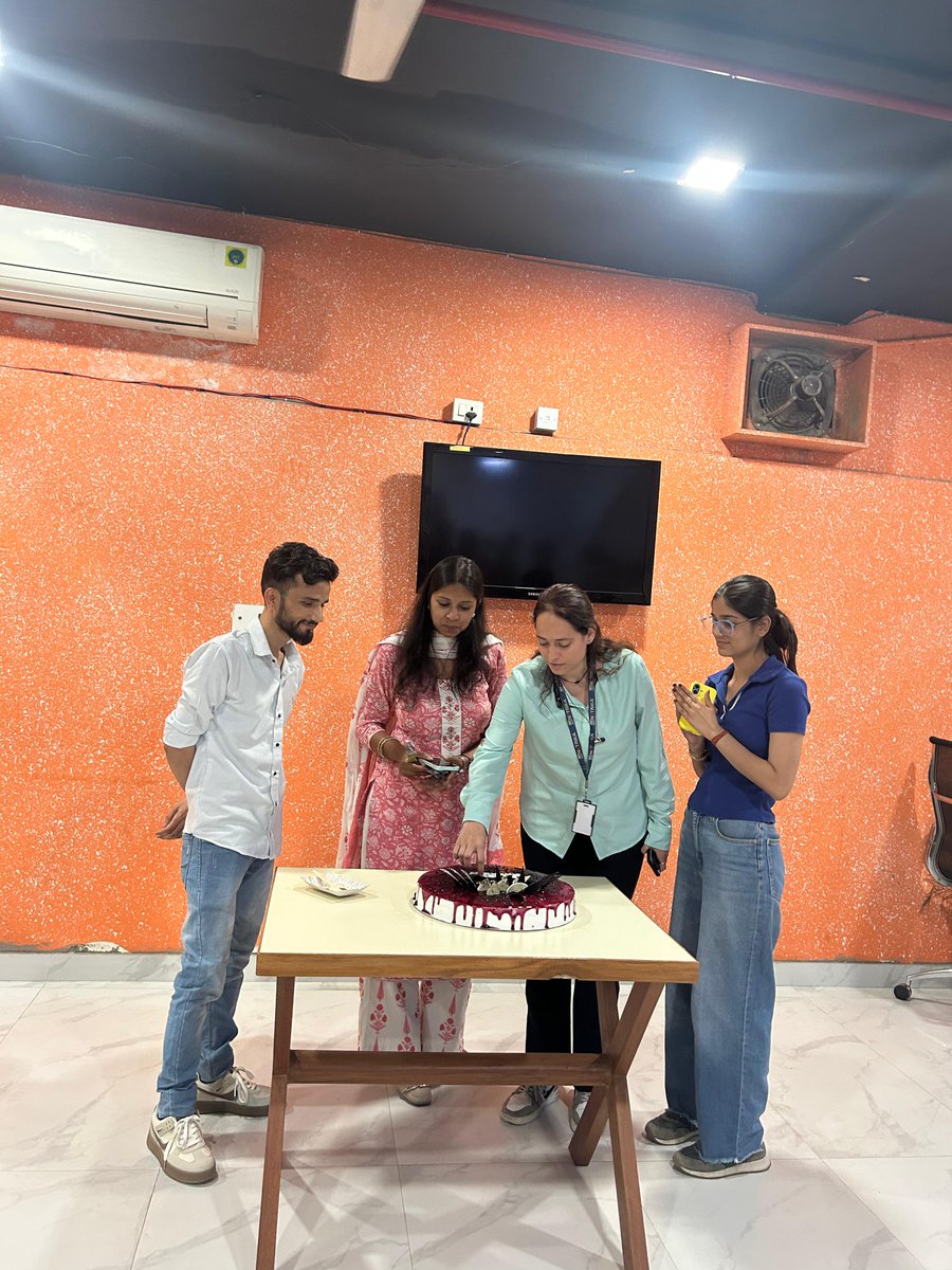 Netrika_PvtLtd's tweet image. Across offices &amp;amp; teams, we paused to celebrate our people 🎂

Because it’s these small moments of togetherness that build connection, belonging &amp;amp; culture.

#WorkplaceCulture #EmployeeEngagement #TeamMoments #PeopleFirst