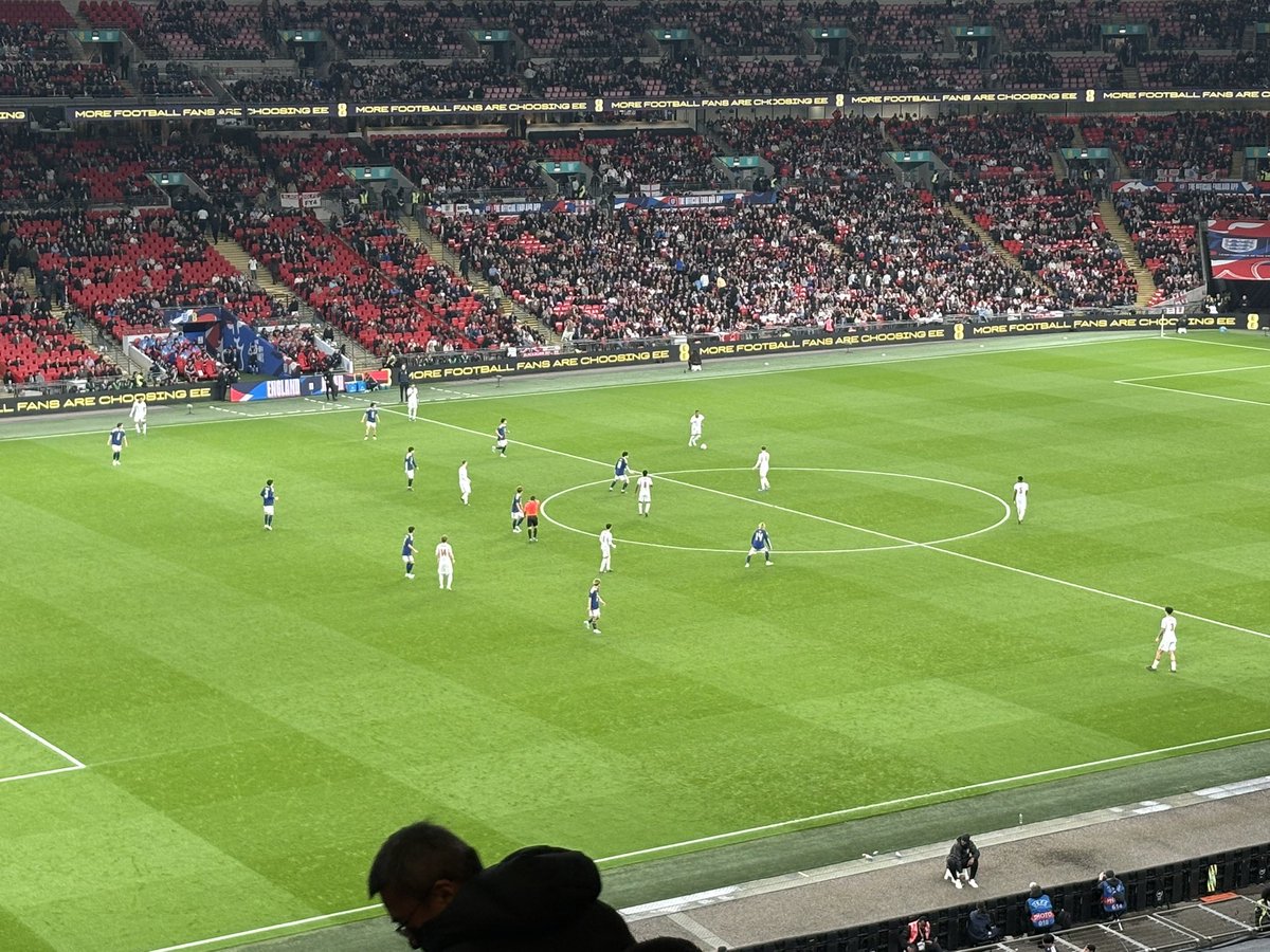 スタンドから観た日本の守備ブロック。この写真のようなDFラインから前線までが15-20mのコンパクトさを維持していたので、ライン間にはダブル偽9番のフォーデン、パルマーが使えるスペースがほぼ無かった。CB、ボランチの間でマークを受け渡す様子もよく分かりました。