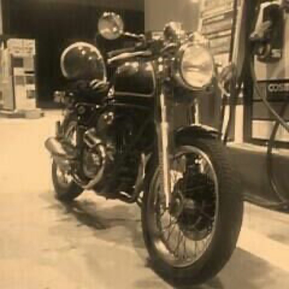 tsukapon14's tweet image. かつての愛車
SRV250

低回転ではドドド、ドドド…と三拍子のような音と振動

7500回転あたりから振動が薄くなってギュンギュン回って蹴飛ばして疾走

ヤマハらしい細部まで手の込んだ造形
楽器メーカーでもある事を思い知らされる純正マフラー

素晴らしいバイクでした！

#srv
#4dn