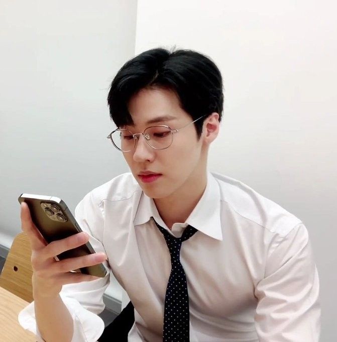 헬노우 tweet media