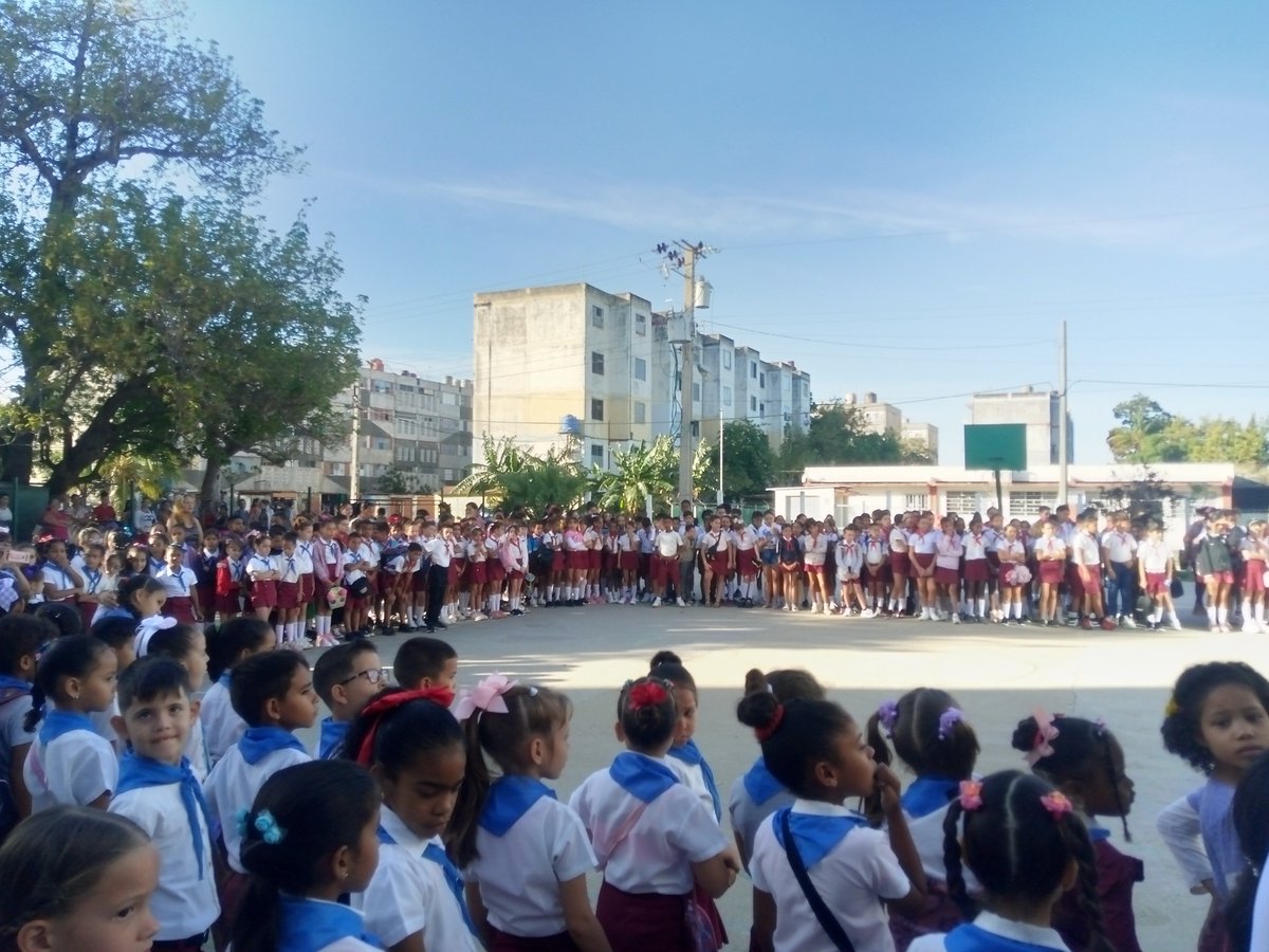 #100fuegosVibra  #JuntosPorLaDemocracia
Extendimos la felicitación y reconocimiento de <a href="/Elecciones_Cuba/">Elecciones en Cuba</a>
En nombre de todos los niños, maestros y trabajadores de la Escuela Primaria Juan Gilberto Sotero Rodríguez, de la barriada de Junco Sur, agradecieron el gesto. #siemprejoven