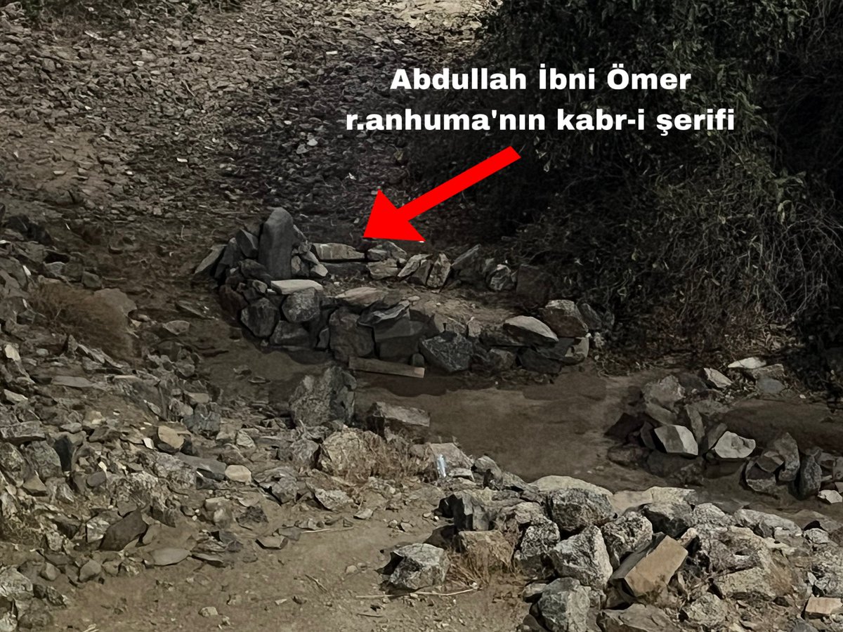 Allah bu Vehhâbîlere la’net etsin. Abdullah İbni Ömer radıyallahu anhuma’nın kabr-i şeriflerini ne hale getirmişler.