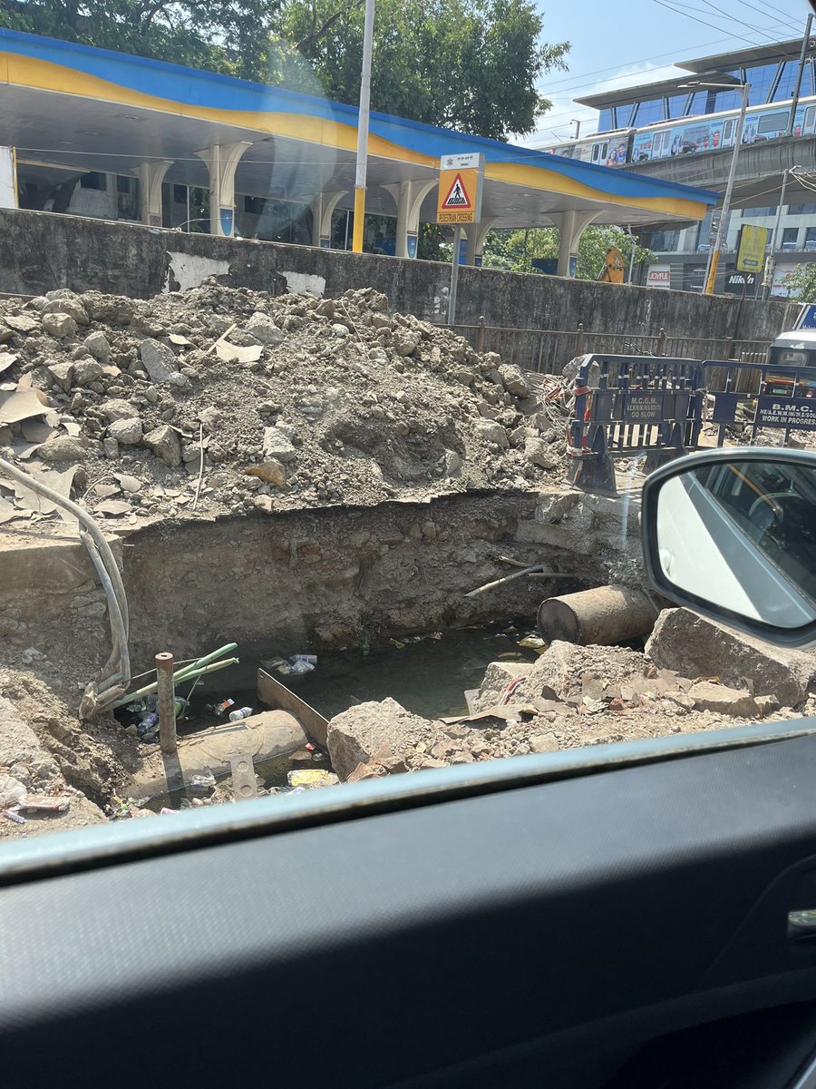Realjunaidd's tweet photo. @mybmc when will this huge pit get fixed it’s like this since 2 months and is quite dangerous aiding to daily traffic 

Location: Makwana Road next to Bharat Petroleum Marol Naka metro station

@MarolMoVo 
@mumbaimatterz 
@zoru75 https://t.co/evpzISRTrx