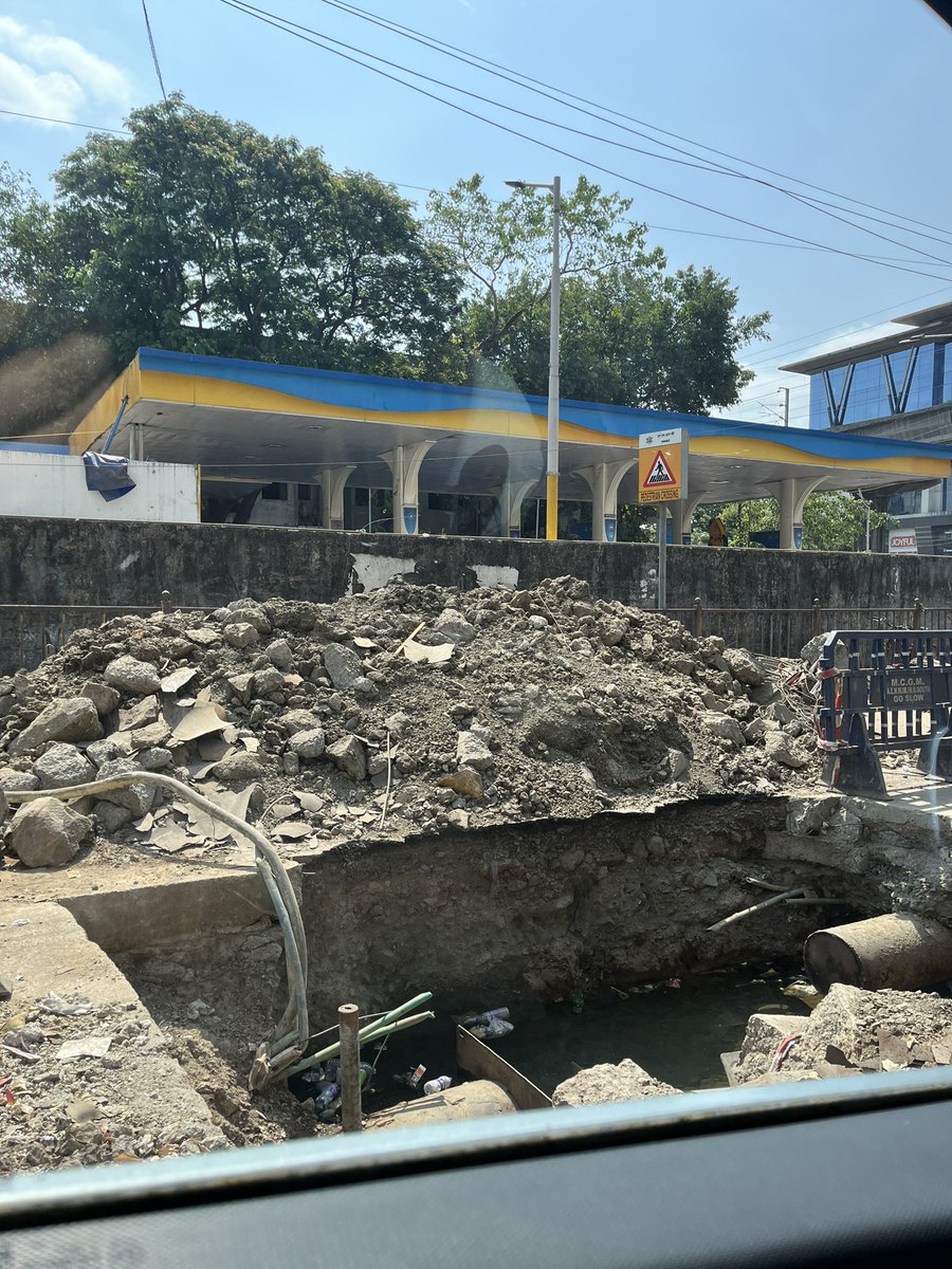 Realjunaidd's tweet photo. @mybmc when will this huge pit get fixed it’s like this since 2 months and is quite dangerous aiding to daily traffic 

Location: Makwana Road next to Bharat Petroleum Marol Naka metro station

@MarolMoVo 
@mumbaimatterz 
@zoru75 https://t.co/evpzISRTrx