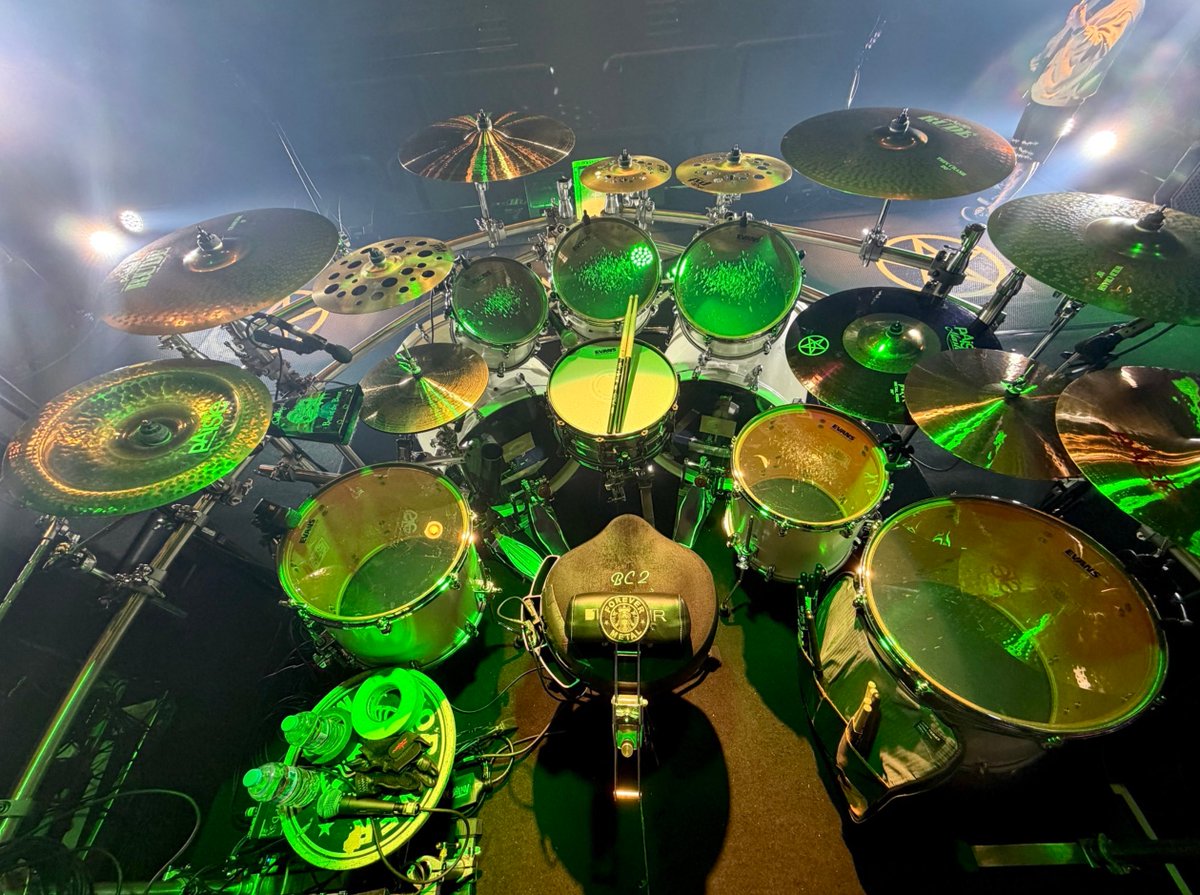 TAMAofficial's tweet photo. Catching the legendary Charlie Benante tonight! 🥁

That custom Matte White finish is gorgeous. Love the specific choice of STAR Maple toms and a STAR Bubinga kick—talk about a powerhouse combo! 
Of course, the CB1465 signature snare is the heart of it all. https://t.co/s3K1AYPZcx