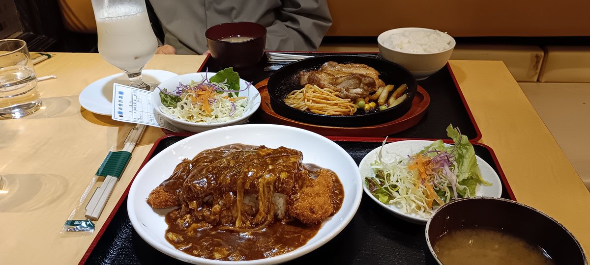 おててパン tweet media