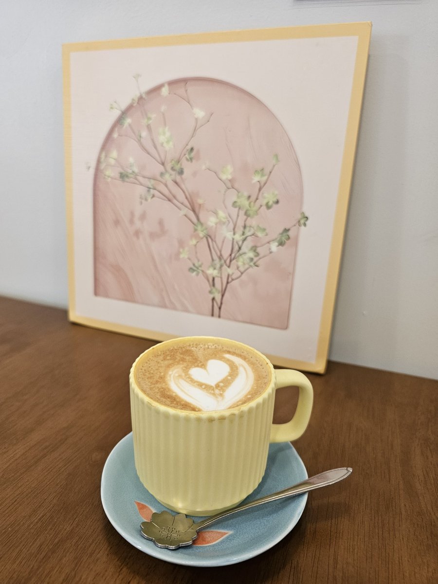 Glint cafe&amp;salad เป็นร้านกาแฟดีๆที่มีของทานเล่นอร่อย นั่งสบาย ชอบไปบ่อยๆ เพราะรู้สึกอบอุ่นทุกครั้งที่มา maps.app.goo.gl/jYndStWkmBZtKA… #รีวิวลำปาง