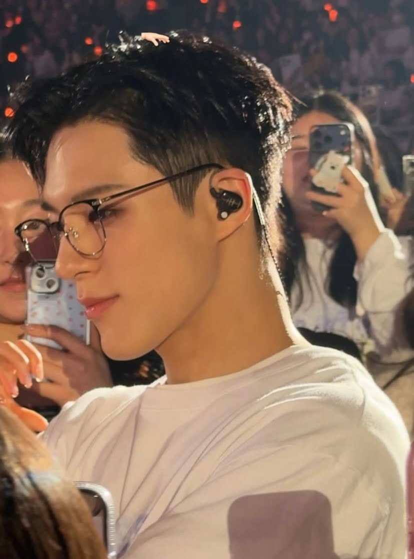 이제노 얼굴 tweet media