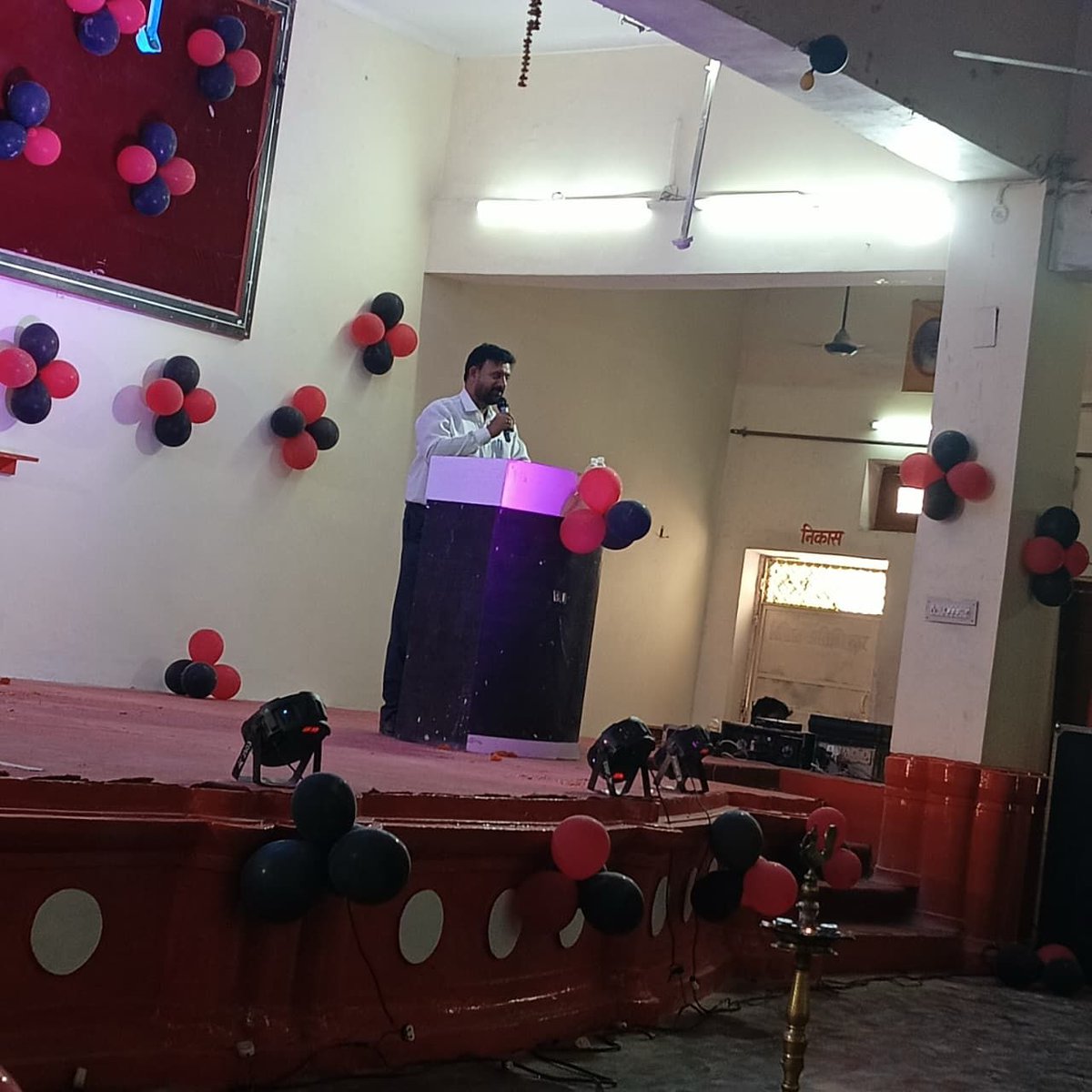 DNPGCollegeGKP's tweet photo. राजनीति विज्ञान विभाग में एम.ए. प्रथम सेमेस्टर के विद्यार्थियों ने द्वितीय वर्ष के सीनियर छात्रों के लिए एक यादगार विदाई समारोह का भव्य आयोजन किया। जिसमें मुख्य अतिथि के रूप महाविद्यालय के प्राचार्य प्रो. ओम प्रकाश सिंह रहें। https://t.co/8SaLSdryIg