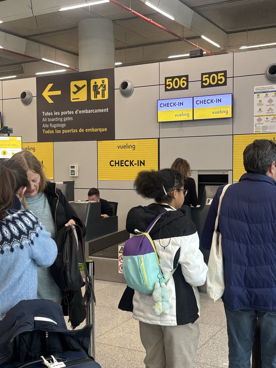mdllbmf's tweet photo. Las colas del
@AeropuertoPalma (sin huelga) de @vueling con una sola persona facturando y el “supervisor” rascándose sus santas partes. Es de Película de #Torrente todo. https://t.co/HUopnDwE12