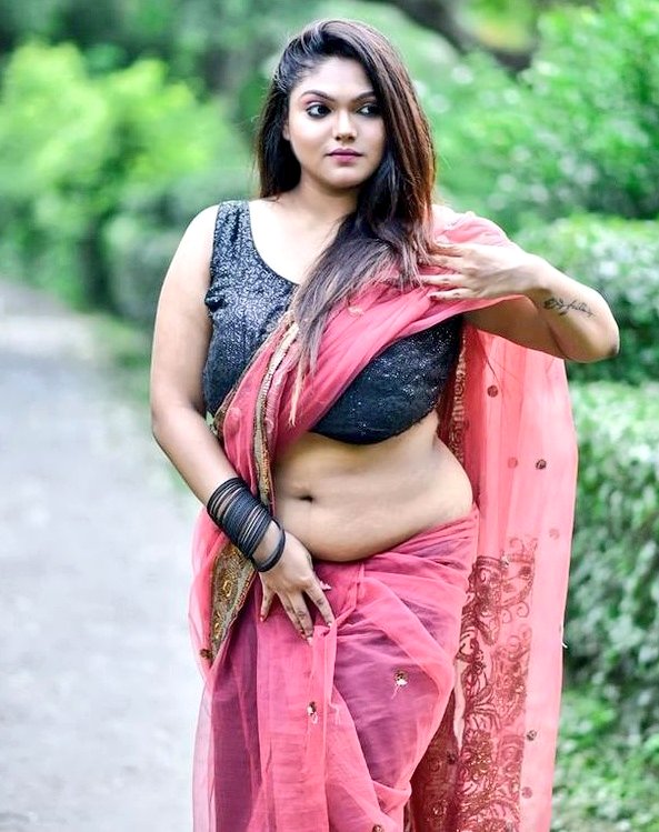 किसी ने कहा क़यामत लगती हो किसी ने कहा जन्नत लगती हो पर मेरे हुसन पर मत जाओ जनाब ख्याति खतरनाक लगती हे 😈 

#Someone said you look like doom, someone said you look like heaven, but don't be fooled by my #beauty, sir, fame looks #dangerous.
KHYATIKA 😎