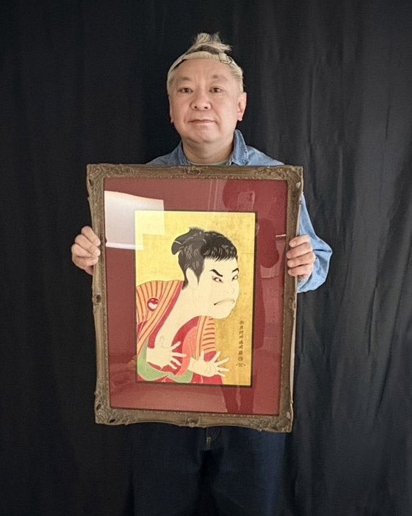 「華甲芸道人・今田耕司」
 
芸能の第一線で活躍し続けて華甲を迎えられた今田耕司氏の姿を、東洲斎写楽の名作「三代目大谷鬼次の奴江戸兵衛」に倣い、現代の芸人の肖像として描かせていただきました。
 
制作年：2026年
サイズ：440 × 295 mm
材質：麻紙、墨、金箔、金泥、不透明水彩、アクリル絵具