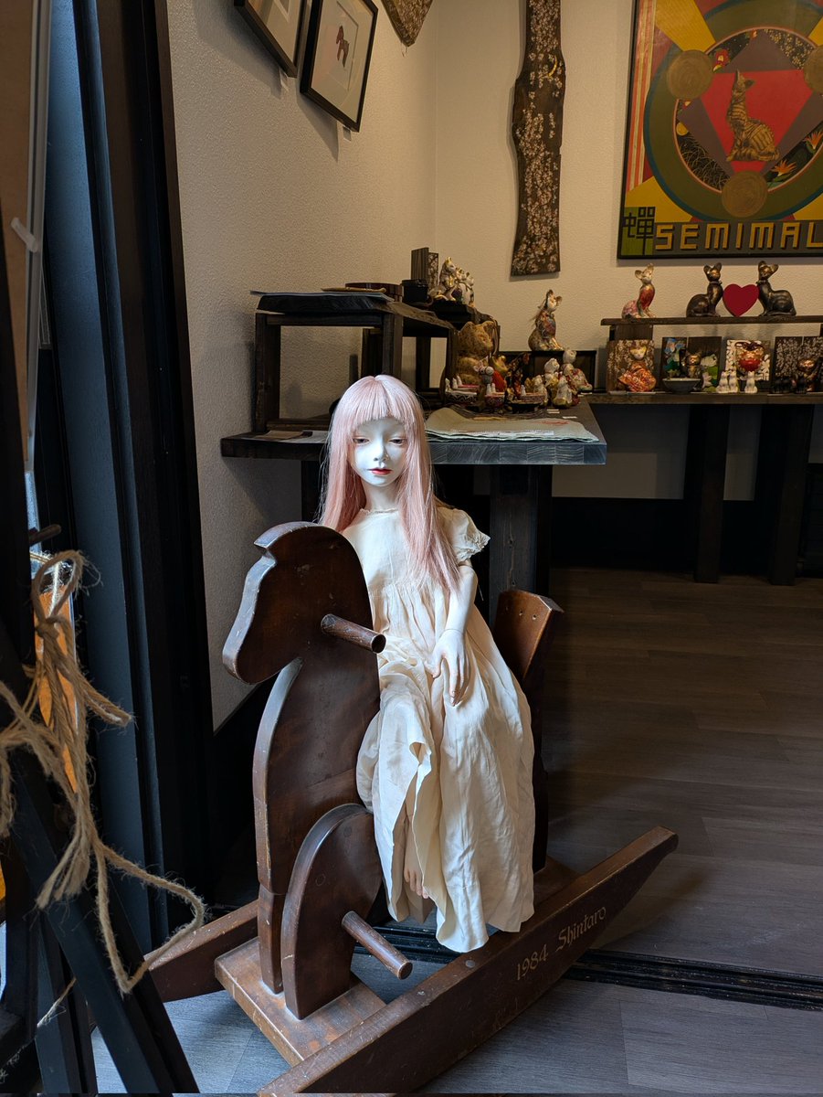 搬入して参りました。
1枚目はギャラリー月で。
2枚目はカフェラウンジ月猫堂の木馬に座って。
素晴らしい空間での展示会です。