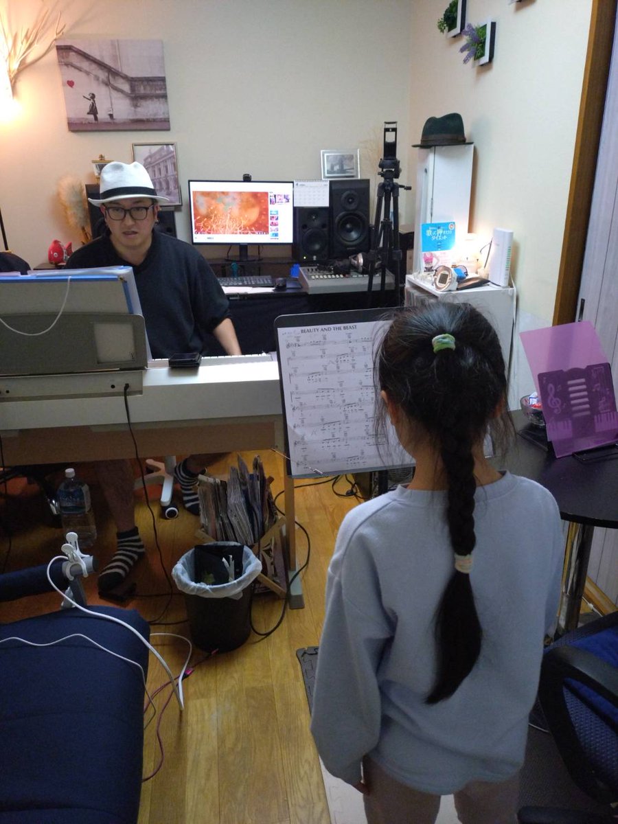 eniwasensei's tweet photo. 日本で初めて国から認証を受けている唯一のボイストレーナーENIWA、動きます。

娘👧小2のボイストレーニングがスタート🎉

最強の歌い手育ててもいいですか？

#ボイトレ
#ボーカル
#ボーカリスト
#歌い手
#ボイスエクササイズ
#ボーカルテクニック
#歌手志望
#ハイトーン  
#腹式呼吸
#母音歌唱法 https://t.co/cJm5XnylZb