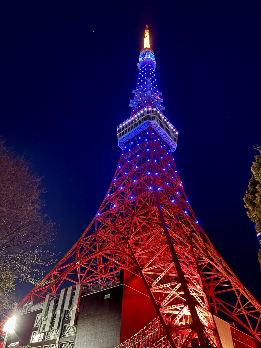 arigato55's tweet photo. #世界自閉症啓発デー 
東京タワーのイベント、息子と仲間の皆さんのおかげで初めて参加させて頂きました。ありがとうございます。ブルーライト東京タワー、とてもきれい。青は癒しと希望を表すそうです。世界に癒しと希望を。世界中のいのちが、幸せで、平和でありますように。祈りをこめて
#WAAD2026 https://t.co/Wi9CC6y1tu