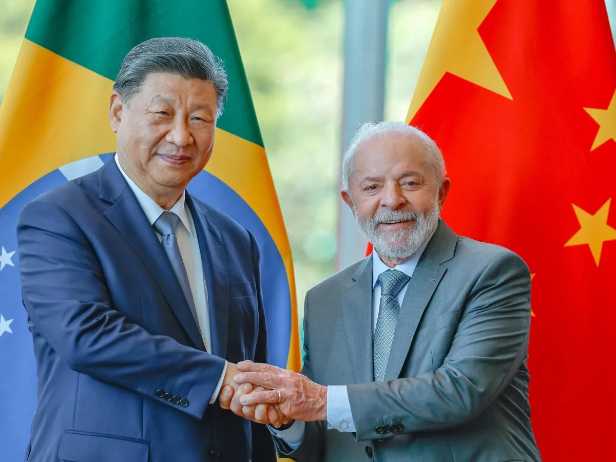 pierre_160754's tweet photo. 🚨🇨🇳🇧🇷
A China e a Estratégia da Dívida: o Risco Silencioso à Soberania Brasileira

A China não invade com tanques. Ela conquista com planilhas de empréstimos.

Seu modus operandi é conhecido e documentado: através da Iniciativa Cinturão e Rota (BRI), Pequim concede bilhões em financiamentos para infraestrutura em países emergentes. Os termos são atraentes no curto prazo — juros aparentemente baixos, liberação rápida, sem as “chatas” condicionalidades do FMI. Mas quando o devedor não consegue pagar (e muitos não conseguem, pois os projetos são superdimensionados ou mal planejados), a conta chega: renegociações que entregam influência ou controle sobre ativos estratégicos. 

O caso clássico é o porto de Hambantota, no Sri Lanka: endividado com a China, o país cedeu 70% do controle por 99 anos. Djibouti, Laos, Zâmbia e Paquistão vivem versões semelhantes.

Venezuela, Cuba e Nicarágua são exemplos emblemáticos na América Latina da estratégia chinesa de influência via endividamento. Esses três países — alinhados politicamente a Pequim e opositores aos EUA — acumularam dependência assimétrica, com empréstimos que financiam infraestrutura estratégica (portos, energia, aeroportos) e criam alavanca geopolítica para a China. 

O que torna isso especialmente perigoso é o interesse deliberado da China por setores essenciais à soberania e à defesa nacional: portos (que controlam rotas marítimas e podem ter uso dual civil-militar), aeroportos (logística estratégica), redes de energia elétrica (que garantem ou comprometem a segurança energética de um país), minas, ferrovias e telecomunicações. Esses não são investimentos neutros. São chaves para dominar fluxos comerciais, suprimento de energia e capacidade de mobilização em caso de crise. 

Aqueles que afirmam que investimento não têm "carimbo ideológico" cometem um erro grosseiro - e talvez premeditado - de avaliação geopolítica. 

Quem controla portos, aeroportos, telecomunicações ou a rede elétrica de um país tem alavanca sobre sua economia e sua defesa — sem disparar um tiro.

⚠️E o Brasil está entrando nessa armadilha de dominação geopolítica de forma acelerada.⚠️

O chamado Banco do BRICS (Novo Banco de Desenvolvimento — NDB), com sede em Xangai e presidido por Dilma Rousseff desde 2023, funciona como a face “multilateral” e “amigável” dessa estratégia. Não é o principal instrumento chinês (os bancos estatais bilaterais da China ainda são os campeões de volume), mas é um complemento perfeito: financia projetos “verdes” e de infraestrutura sem interferência ocidental, promove o uso do yuan e legitima a expansão da influência de Pequim como “cooperação Sul-Sul”.

No governo Lula, o Brasil já contratou cerca de US$ 3,8 bilhões (aproximadamente R$ 20 bilhões) junto ao NDB. Agora, em abril de 2026, o presidente enviou ao Senado pedido de autorização para mais um empréstimo — que aumentará ainda mais o endividamento externo com a instituição. Os recursos são para desenvolvimento regional, fundos da Amazônia, Centro-Oeste e Nordeste. Parece bom no papel. Na prática, significa maior dependência de um banco onde a China tem peso decisivo — e onde projetos de energia, portos e infraestrutura estratégica são prioridades.

O risco à soberania não é teoria conspiratória: é assimetria de poder. Quanto mais o Brasil se endivida com credores alinhados a Pequim, maior a vulnerabilidade a pressões futuras — seja em votações internacionais, concessões comerciais, preferência por tecnologia chinesa ou, pior, influência indireta sobre ativos críticos para nossa defesa e autonomia. Dívida barata hoje pode virar alavanca geopolítica amanhã.

Soberania não se mede só por fronteiras. Mede-se por autonomia de decisão econômica e controle sobre setores estratégicos. Quando um país acumula dívida com um polo de poder que usa financiamento exatamente para dominar portos, energia e infraestrutura de defesa, ele entrega pedaços de sua capacidade de escolher seu próprio caminho.

O Brasil precisa de infraestrutura? Sim. Mas com due diligence rigorosa, diversificação de fontes e análise real de viabilidade — especialmente quando o credor mira setores que definem nossa soberania e segurança nacional.

O endividamento com o Banco do BRICS não é neutro. É parte de um padrão maior. Ignorá-lo é arriscar entregar, aos poucos e com assinatura, o que nenhum invasor conseguiria tomar à força.

Lula está entregando a soberania brasileira numa bandeja de prata para a China!

Soberania se defende com diversificação, transparência e análise rigorosa — não com “solidariedade Sul-Sul” que esconde custos geopolíticos. 

O padrão está visível: quem ignora a história da dívida chinesa corre o risco de repeti-la.

🇧🇷 💪BRASIL ACIMA DE TUDO!