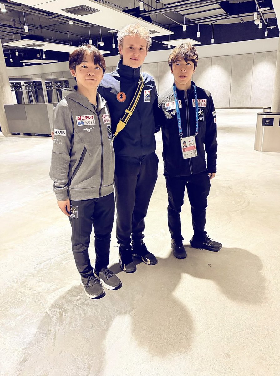 he’s third wheeling again