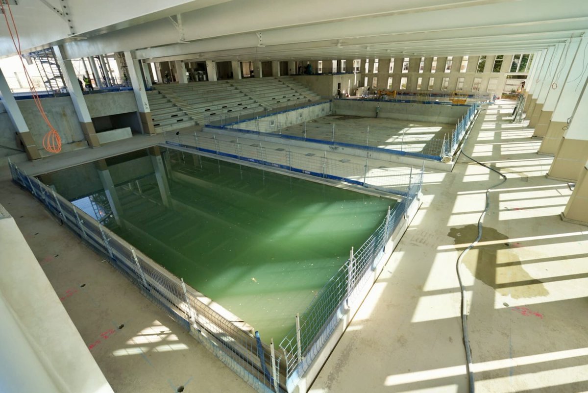 JeanLeonetti's tweet photo. Visite matinale sur le chantier du stade nautique avec @alainbernard , @serge_amar , @samiraitsaid4 et @FrancoiseThomel .

Le gros œuvre du bâtiment couvert est en cours de finition pour une livraison du chantier premier semestre 2027.

Les 3 bassins intérieurs, un de 25m, un deuxième d’apprentissage et autre dédié au bien-être, sont créés pour recevoir les clubs et sportifs de haut niveau, le grand public et les scolaires dans des conditions optimales avec des vestiaires individuels et collectifs. 

Avec plus de 5 600 m² de surface, ce centre aquatique nouvelle génération sera le plus grand stade nautique de la région Sud. Conçu selon les standards du Bâtiment Durable Méditerranéen, il va permettre une gestion économique et écologique de l’eau et des systèmes de chauffage et de refroidissement. 

Sur le toit, un restaurant, une salle de fitness et une terrasse panoramique végétalisée offriront un cadre unique avec une vue exceptionnelle sur la mer, le port Vauban et le Vieil Antibes.