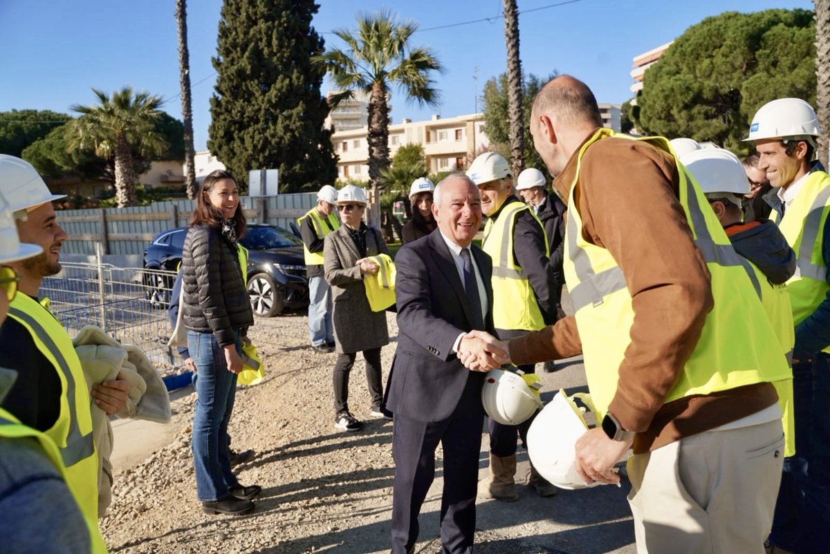 JeanLeonetti's tweet photo. Visite matinale sur le chantier du stade nautique avec @alainbernard , @serge_amar , @samiraitsaid4 et @FrancoiseThomel .

Le gros œuvre du bâtiment couvert est en cours de finition pour une livraison du chantier premier semestre 2027.

Les 3 bassins intérieurs, un de 25m, un deuxième d’apprentissage et autre dédié au bien-être, sont créés pour recevoir les clubs et sportifs de haut niveau, le grand public et les scolaires dans des conditions optimales avec des vestiaires individuels et collectifs. 

Avec plus de 5 600 m² de surface, ce centre aquatique nouvelle génération sera le plus grand stade nautique de la région Sud. Conçu selon les standards du Bâtiment Durable Méditerranéen, il va permettre une gestion économique et écologique de l’eau et des systèmes de chauffage et de refroidissement. 

Sur le toit, un restaurant, une salle de fitness et une terrasse panoramique végétalisée offriront un cadre unique avec une vue exceptionnelle sur la mer, le port Vauban et le Vieil Antibes.