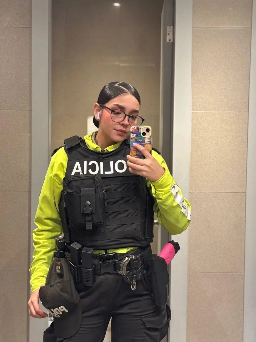nikim301's tweet photo. Bajo el uniforme hay historias que pocos se atreverían a leer. ⚖️ Buscando experiencias que desafíen lo convencional y me saquen de la rutina. ¿Quién más cree en vivir sin límites? 🔥 #Lifestyle #NuevasExperiencias https://t.co/FFwBwSHczF