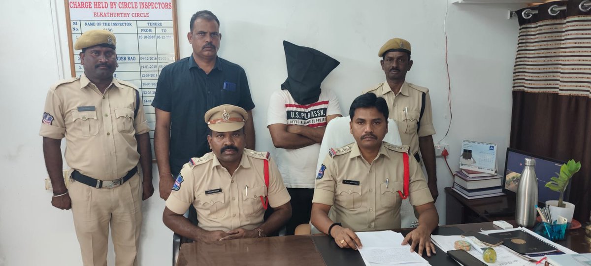 CI_Elkathurthy's tweet photo. Today, Elkaturthy Police arrested the H.B.offender recovered 95,000/- Rs. Gold ornaments and arrested send him to jail @cpwarangal @shoelkathurthy https://t.co/ROIR9DESOB
