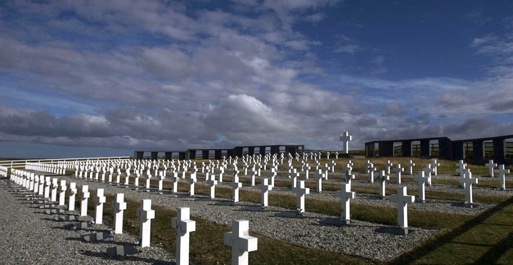 Pasaron 44 años.
Gloria y Honor a nuestros Combatientes y caídos en Malvinas en su día. 
Las Malvinas son y serán por siempre Argentinas.!!
Ni un paso atrás.
Memoria