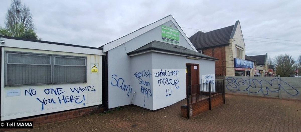 Muslim's tweet photo. 🚨 🕌 Hate speech graffiti was sprayed on mosque in Birmingham, U.K.

"Undercover Mosque", "Pedos", "Islamic wan****", "Muslim scum", "no one wants you here", "terrorist scumbags" 

This is the Jami Community and Education centre in Kingstanding. https://t.co/jHqrtRpSwP