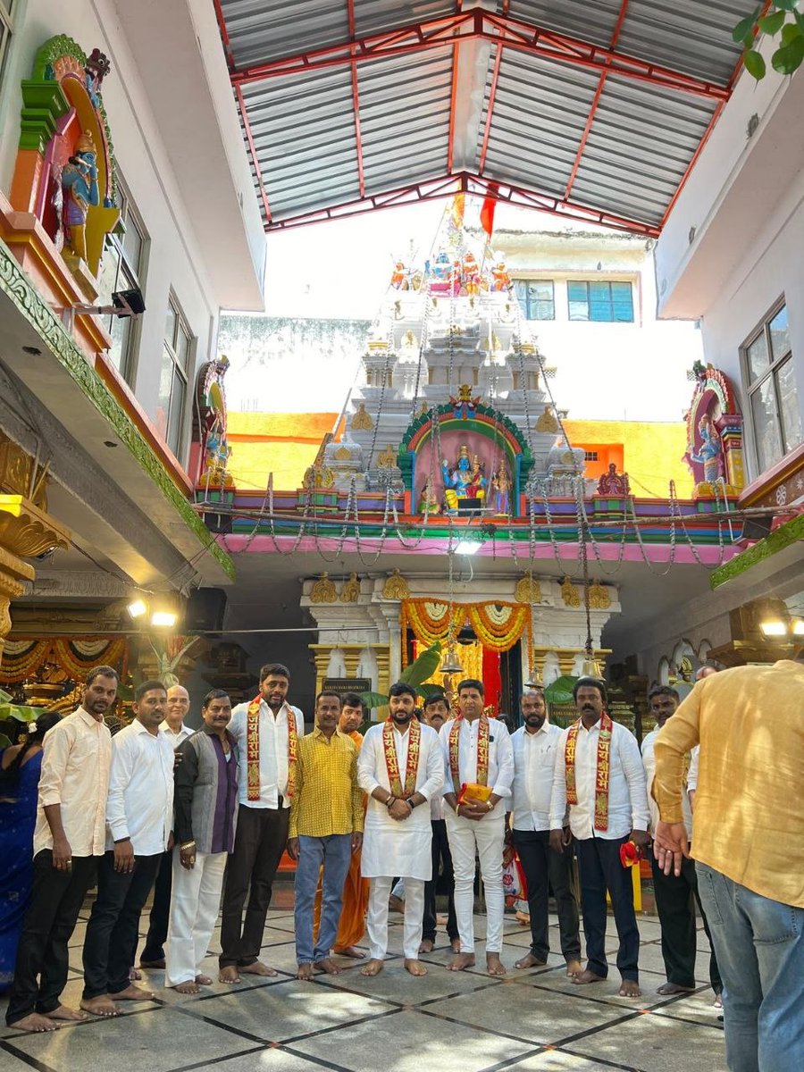 Ashish_BRSParty's tweet photo. గోషామహల్ నియోజకవర్గంలోని గన్‌ఫౌండ్రీ డివిజన్‌లో ఉన్న పవిత్ర రామ్‌కోటి ఆలయంలో, భక్తి భావంతో నిండిన వాతావరణంలో నిర్వహించిన హనుమాన్ జయంతి మహోత్సవంలో పాల్గొనే భాగ్యం కలిగింది.
ఈ సందర్భంగా శ్రీ హనుమంతుని కృపాకటాక్షాలు అందరిపై ఉండాలని ఆశిస్తున్నాను.
#hanumanjayanti
#brsparty #kcr #ktr https://t.co/c2dRTsxHAp