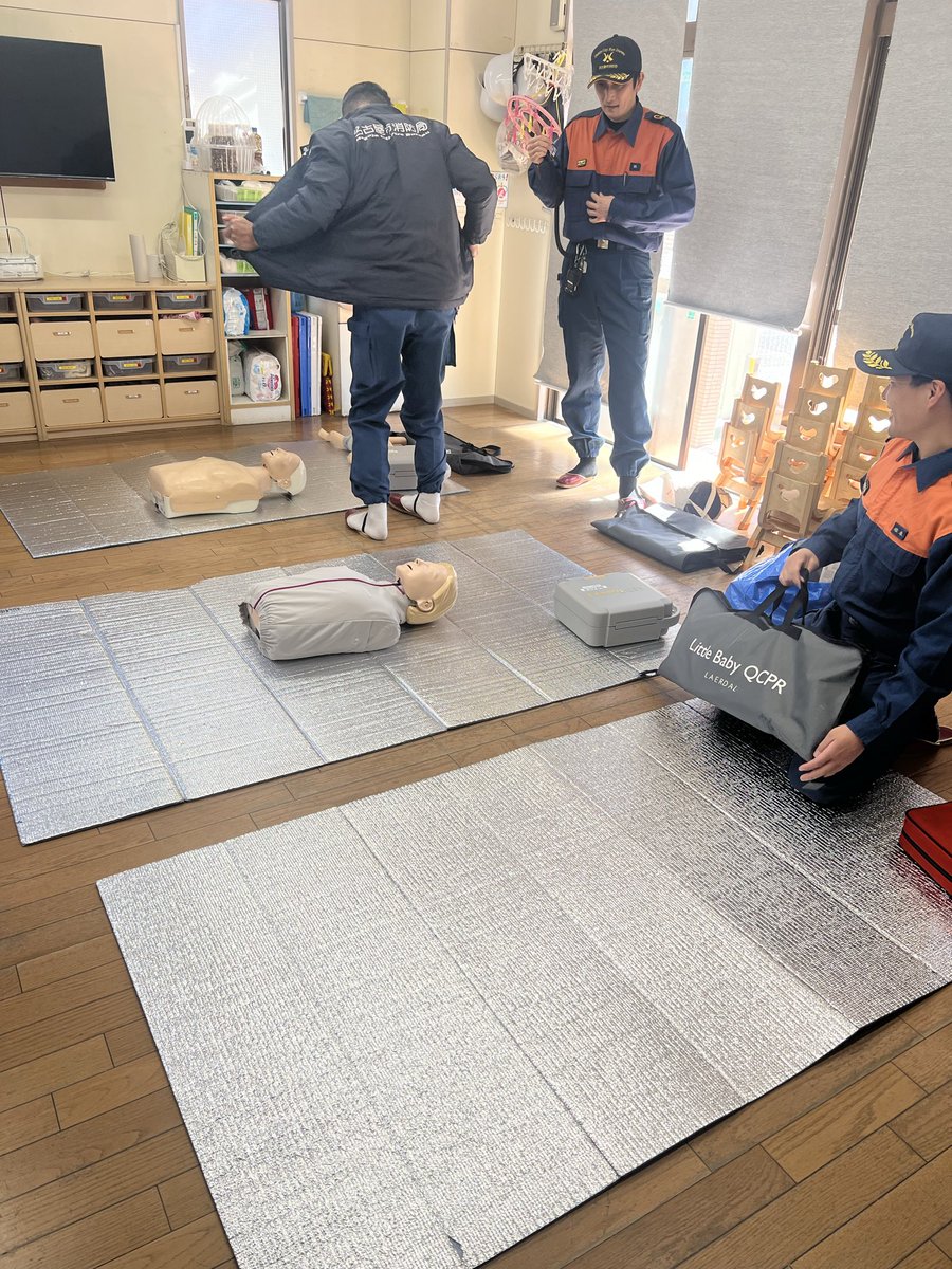 ochanohanako's tweet photo. 【心肺蘇生・AED研修】本園では毎年様々な研修や訓練を行っています。心肺蘇生・AED研修では命を守る、心肺蘇生法・AED操作・気道異物除去などを瑞穂消防署消防士さんから学びました。保育教諭はもちろんですが、管理栄養士の先生にも研修を受けていただき、お子さまを安全にお預かりしていきます https://t.co/sPfjuCgFox