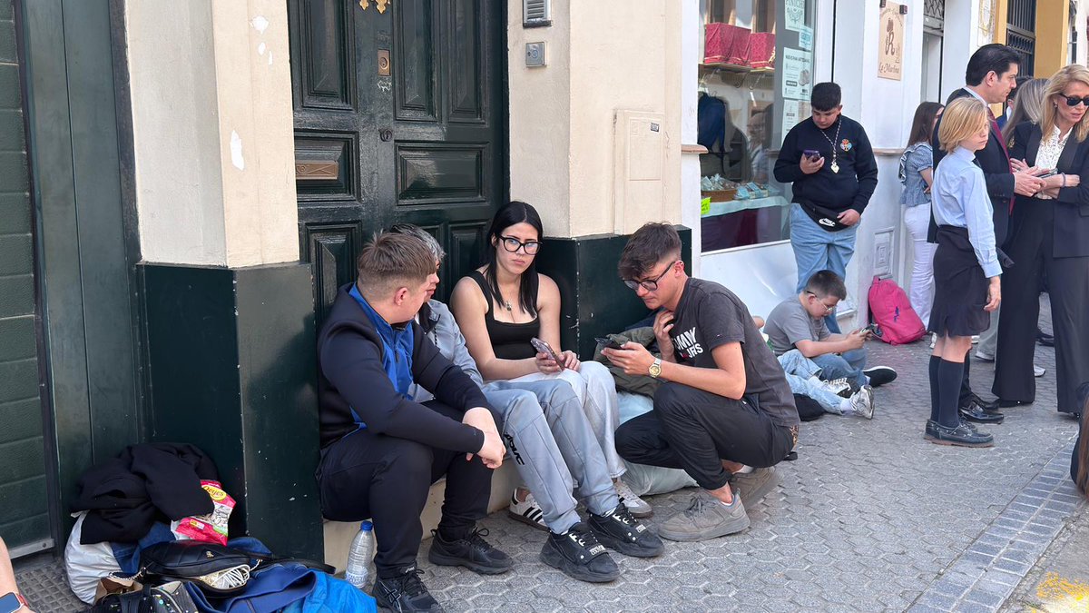 Pasión en Sevilla tweet media