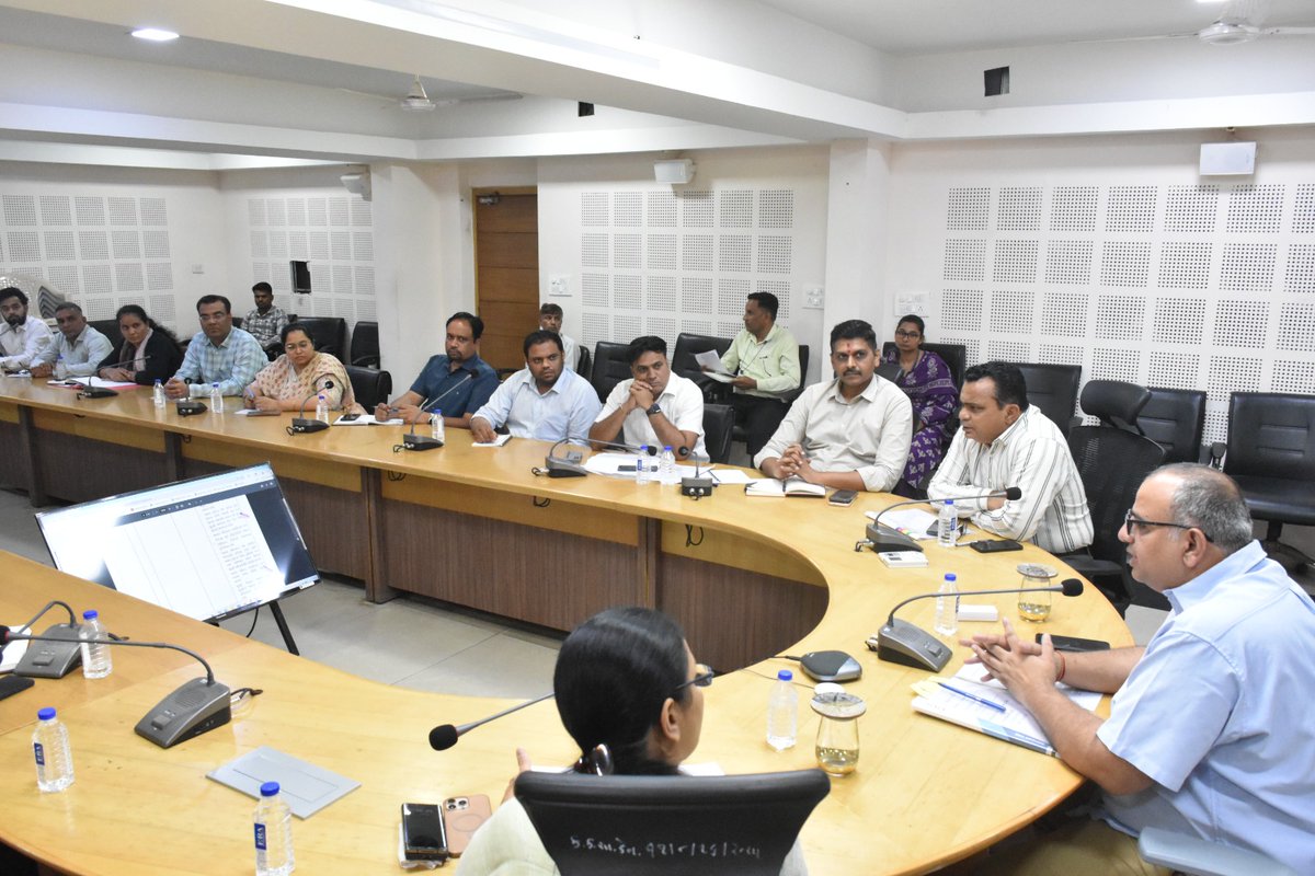 સ્થાનિક સ્વરાજ્યની ચૂંટણીઓના સુચારુ સંચાલન માટે જિલ્લા ચૂંટણી અધિકારી શ્રી લલિત નારાયણ સિંઘ સાંદુની ઉપસ્થિતિમાં  ‘નોડલ અધિકારીઓ’ની બેઠક યોજાઈ.