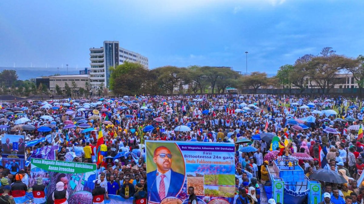 Ambachew_Assefa's tweet photo. ጀግናው፣ የአጋ አንበሳ፣ የሚውሉት ከአርሶአደሮች፣የሚያድሩት በእርሻና የግብርና አርበኛ ፕሬዚዳንት ሽመልስ አቤዲሳ ለተጀመረው የብልፅግና ጉዞ ግቦች መሳካት የህዝቡ ንቁ ተሳትፎና መስዋዕትነት ዛሬም ለከፍተኛ ደረጀ እየቀጠለ መሆኑን ገለፁ። https://t.co/WgcvmBV3zP