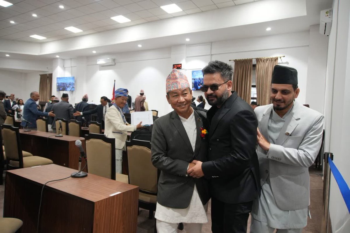 उता सदनमा मिलि सक्नु भो
यता हामी पनि हात मिलाम 
है काम्रेड हो 
सारै पो रिसानी भएको छ त 😁 😂😂😂