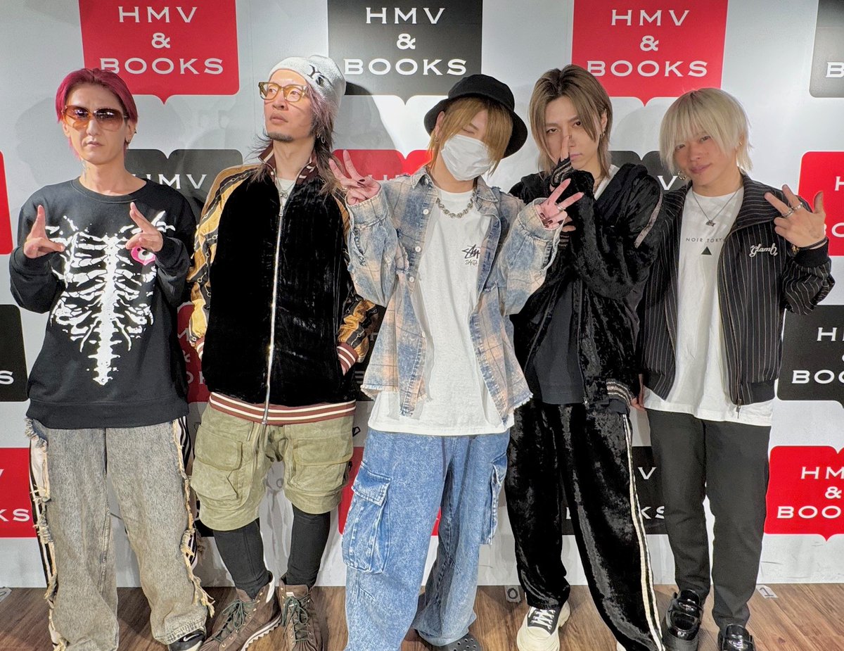 HmvBooksShibuya's tweet image. 【#vistlip】@vistlipofficial
本日は【「DAWN」 リリース記念イベント】を開催🌟
イベント終了後にお写真を頂きました📸✨
お客様と楽しそうにお話しされていて素敵なイベントでした😊
またのご開催お待ちしております🙌
#DAWN