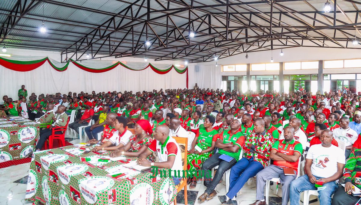 JClaudeNshimir's tweet photo. L’homme de terrain, qui ne se fatigue jamais.
Dans le cadre de sa tournée à travers les 42 communes du #Burundi, le SG du parti @CnddFdd, Très Hon @R_Ndikuriyo, a rendu visite, le 1er avril 2026, aux autorités administratives et politiques des communes #Gisagara & #Cankuzo. https://t.co/kafq8qqBFN