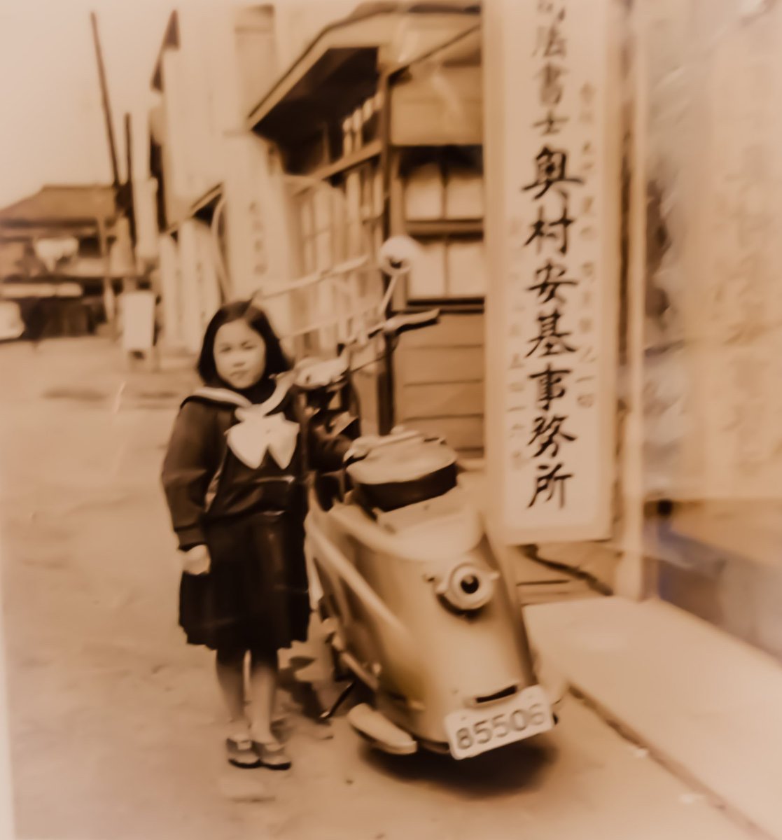 mizukusaarchive's tweet image. 1958年、代官山
まだ「街」になる前の、生活。
道は細く、空は低く、
ここには名前のない日常があった。
この積み重ねの上に、
今の代官山がある。

#代官山 #Daikanyama #1958年 #街の起点 #水草アーカイブ