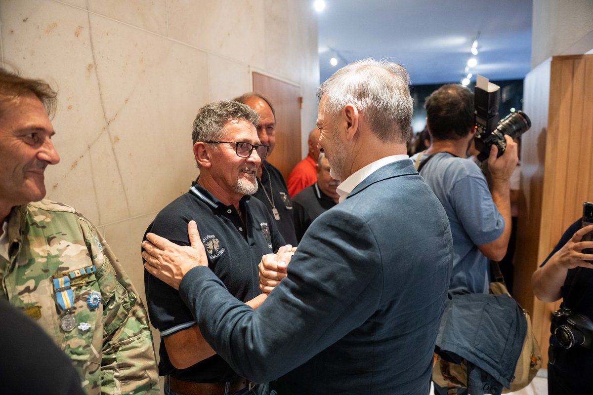 javierpretto's tweet photo. Participamos en la vigilia en homenaje a nuestros veteranos y a los héroes caídos en #Malvinas, que tuvo lugar en el Palacio 6 de julio.

Nos reunimos para reconocer a quienes defendieron la Patria con valentía, honor y amor por nuestra bandera. 

#MalvinasArgentinas 🇦🇷❤️ https://t.co/lM1GgE08lz