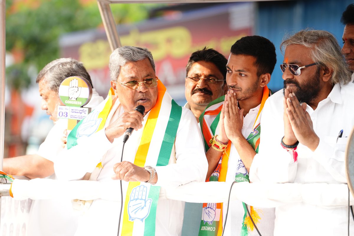 eshwar_khandre's tweet photo. ದಾವಣಗೆರೆ ದಕ್ಷಿಣ ವಿಧಾನಸಭಾ ಕ್ಷೇತ್ರದ ಉಪಚುನಾವಣೆಯ ಹಿನ್ನೆಲೆಯಲ್ಲಿ ಪ್ರಚಾರ ಕಾರ್ಯದಲ್ಲಿ ಮಾನ್ಯ ಮುಖ್ಯಮಂತ್ರಿಗಳಾದ ಶ್ರೀ @Siddaramaiah ಅವರೊಂದಿಗೆ ಭಾಗವಹಿಸಿ, ನಮ್ಮ ಕಾಂಗ್ರೆಸ್ ಪಕ್ಷದ ಅಭ್ಯರ್ಥಿ ಶ್ರೀ ಸಮರ್ಥ ಶಾಮನೂರು ಅವರ ಪರವಾಗಿ ಭರ್ಜರಿ ರೋಡ್ ಶೋ ನಡೆಸಲಾಯಿತು.

ಈ ಸಂದರ್ಭದಲ್ಲಿ ಸಾರ್ವಜನಿಕರನ್ನು ಉದ್ದೇಶಿಸಿ ಮಾತನಾಡಿ, ಅಭಿವೃದ್ಧಿ ಹಾಗೂ ಜನಸೇವೆಯ ದೃಷ್ಟಿಯಿಂದ ಸಮರ್ಥ ಅವರನ್ನು ಬೆಂಬಲಿಸಲು ಮನವಿ ಮಾಡಿದ್ದು, ಕಾಂಗ್ರೆಸ್ ಅಭ್ಯರ್ಥಿ ಸಮರ್ಥ ಶಾಮನೂರು ಅವರಿಗೆ ಭಾರಿ ಮತಗಳ ಅಂತರದಿಂದ ಗೆಲುವು ನೀಡುವಂತೆ ಕೋರಲಾಯಿತು.

ಜನರಿಂದ ಅಪಾರ ಬೆಂಬಲ ಹಾಗೂ ಆತ್ಮೀಯ ಸ್ಪಂದನೆ ವ್ಯಕ್ತವಾಗಿದ್ದು, ಕಾಂಗ್ರೆಸ್ ಪಕ್ಷದ ಗೆಲುವು ನಿಶ್ಚಿತ ಎಂಬ ವಿಶ್ವಾಸ ವ್ಯಕ್ತಪಡಿಸಲಾಯಿತು.
#DavanagereByElection