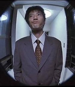 自分は『呪怨』。
伽耶子より津田寛治が怖かった。
幼少期のトラウマで、人が豹変したり、人格が書き換わるような恐怖が昔から苦手。

その意味で、最初はまともだった津田寛治が、呪いに感染した瞬間スッと目の色が変わり、挙動がおかしくなる。