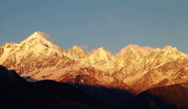 CestMoiz's tweet photo. Panchachuli at sunset, as seen from Munshiyar.
Named after the five cooking fires lit by Pandavas before proceeding to heaven.
#Indyeah!! https://t.co/d2jKfWU8bw