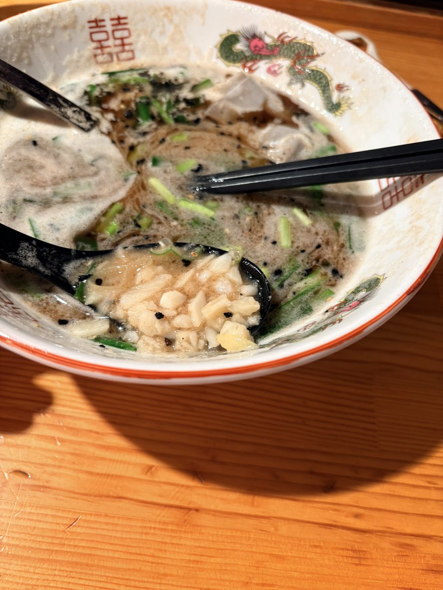 レンゲで掬ったらとんでもない量のニンニクが出てくる🧄🧄