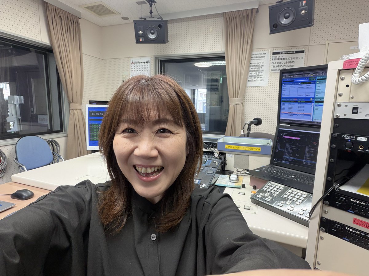 今日はラジオチャットのスタジオで
卓の操作の自主練をしてきました。

新潟駅万代口の待合室
メディアステーションbanana内の
サテライトスタジオで毎週日曜11時から放送していた『ばななサンデー』以来
約20年ぶりにワンマンスタイルで
MUSICDIARYを放送します😃

#MUSICDIARY