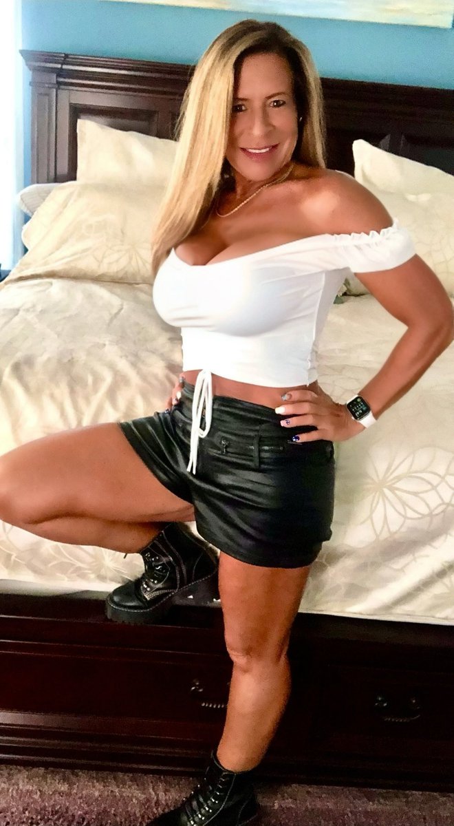 sunni_daizeFL's tweet image. Are we going out tonight or staying home? #thursday #sexy #hotwife #milf #busty #onlyfansgirl #SunniDaize