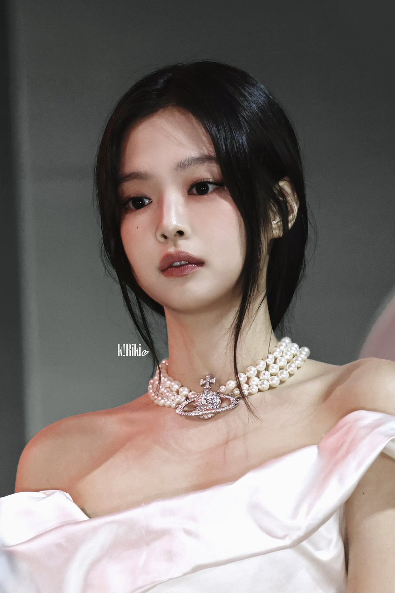 wuvrubyjane's tweet photo. 제니 비비안웨스트우드 웨딩드레스 얼마나잘어울리냐면 https://t.co/vpJ2RotGG5