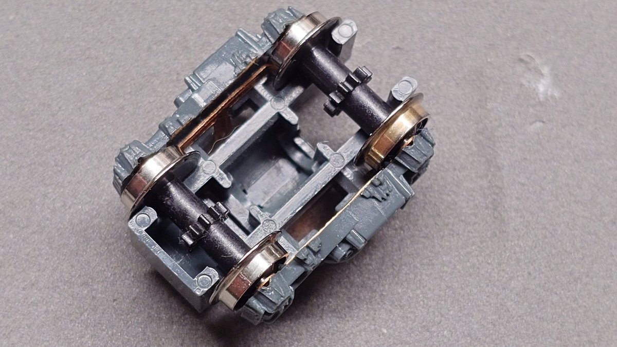 久しぶりのジャンク蘇生！

それにしても…

なんでこんなになるまで放置したっ！！

と、物申したいくらいなのですがw

まぁ…逆にこれでも動くKATOの動力車って"すげぇな！"って思いますよw

モーターだけ欲しかったが仕方ないので全部直すとしますw