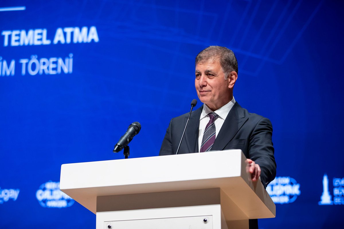 drcemiltugay's tweet photo. Bugün Genel Başkanımız Sayın Özgür Özel'in ve değerli protokolümüzün de katılımıyla şehrimizin dört bir yanında hayata geçirdiğimiz çalışmaları ortak bir paydada buluşturduk; toplu temel atma, açılış ve anahtar teslim törenimizi gerçekleştirdik.

3 bin 100 aileyi ev sahibi yapacağımız Egeşehir Menemen Konutları başta olmak üzere birçok projemizin temelini attık, onlarca projemizi hizmete açtık. Örnekköy Kentsel Dönüşüm Projemizde ise tamamladığımız konutların anahtarlarını hak sahiplerine teslim ettik.

İzmir için, İzmirliler için nice başarılara imza atmaya ve şehrimizi daha yaşanabilir hâle getirmek için var gücümüzle çalışmaya devam edeceğiz.