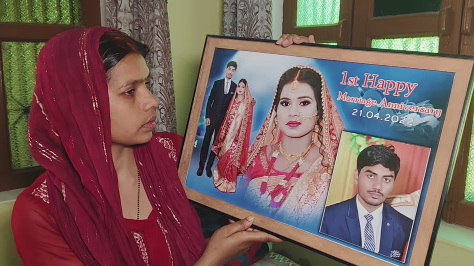 GoodNewsToday's tweet image. ईरान युद्ध में फंसा पति, पत्नी को फोन पर सुनाई आपबीती, बोला- कैसे भी वापस बुला लो...

#Iran #Indian #Rescue #Family #News 

पूरी ख़बर यहां पढ़ें:    shorturl.at/a34MK