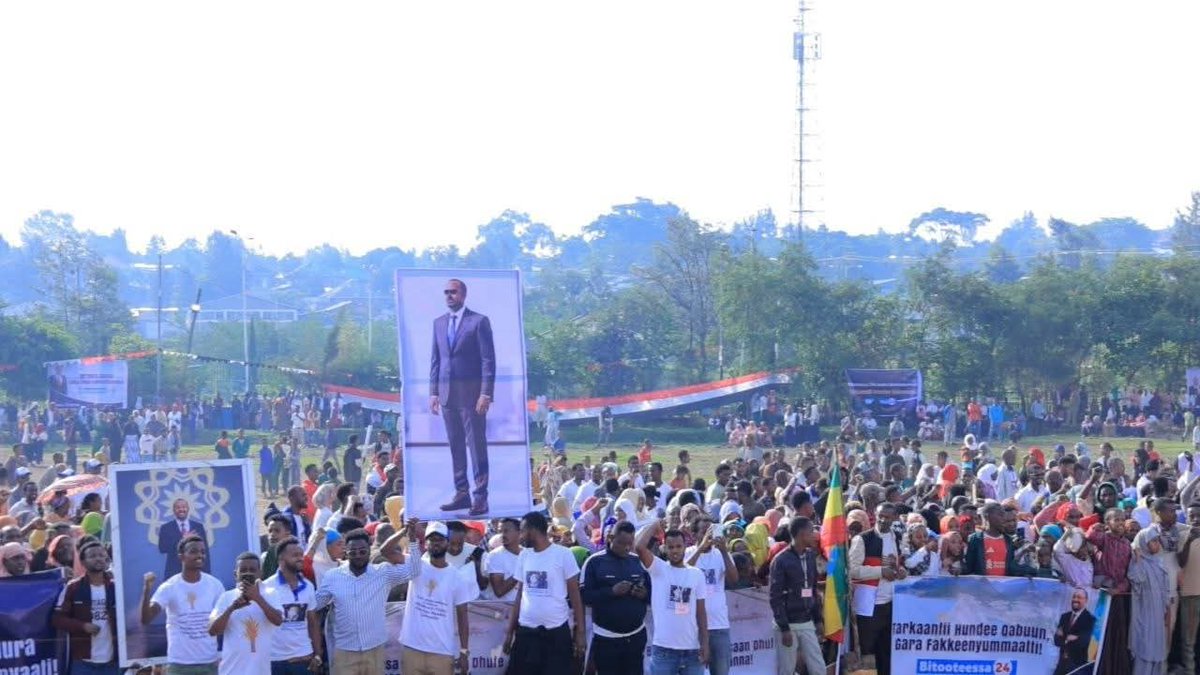 dany_daba's tweet photo. በበርካታ የኢትዮጵያ ከተሞች የድጋፍ ሰልፍ ተደረገ

ዛሬ መጋቢት 24 ቀን 2010 ዓ.ም ዶ/ር ዐቢይ አሕመድ በሕዝብ ተወካዮች ምክር ቤት ፊት ቀርበው ቃለ መሃላ በመፈጸም የኢትዮጵያ ጠቅላይ ሚኒስትር ሆነው በይፋ ከተሾሙ ዛሬ 8 ዓመት ሞላቸው። 

ይህንንም አስመልክቶ በተለያዩ የሀገሪቱ ክልሎች የድጋፍ ሰልፍ እየተካሄደ ነው።