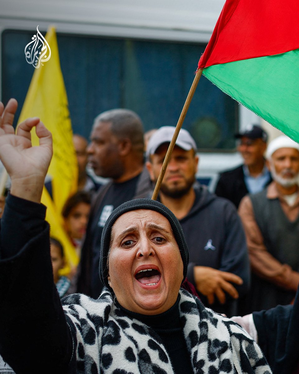 AJArabic's tweet photo. فلسطينيون يشاركون في مظاهرة في دير البلح بقطاع غزة احتجاجا على المصادقة على قانون إعدام الأسرى الفلسطينيين، الذي أثار موجة إدانات سياسية وحقوقية واسعة

#ألبوم https://t.co/G7zjVGhzNe