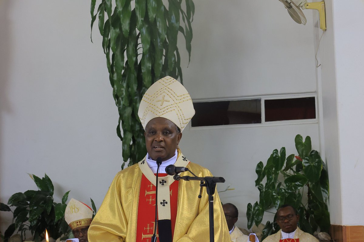 ''Abasaserdoti ni ababyeyi ba Roho, kwizihiza uyu munsi wa Kane Mutagatifu ni iby’agaciro gakomeye imbere y’Imana, ni n’ubuhamya bw’ukwemera kwacu, mbashimiye kuba mwese mwaje kwifatanya n’abasaserdoti cyane ko mwese mwanyuze mu maboko yabo.'' Karidinali Kambanda
#KMAmakuru